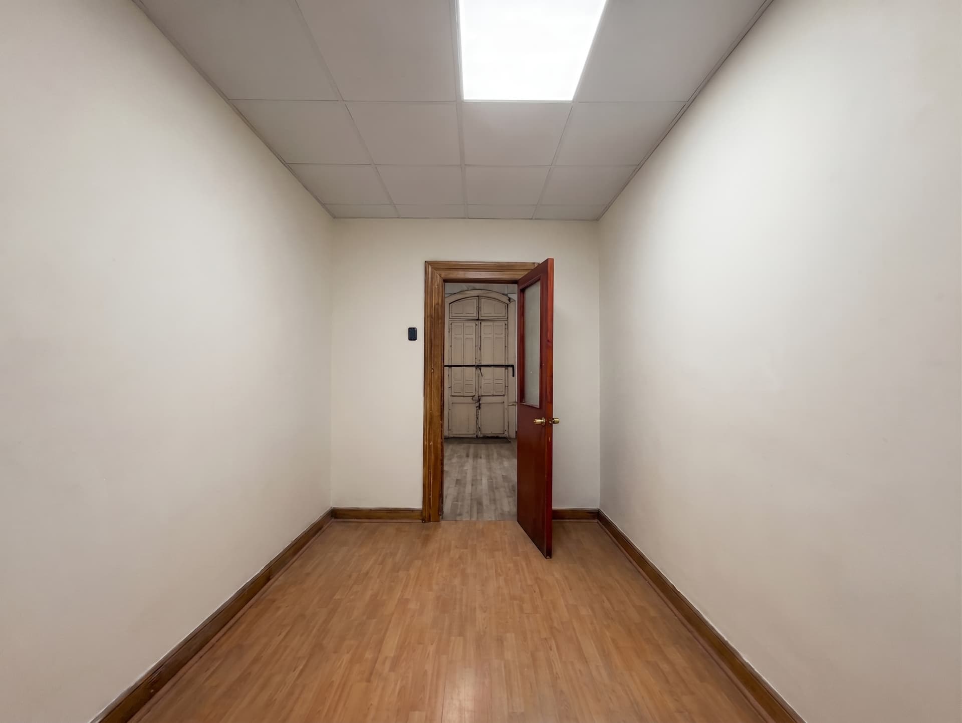 Sala compacta y cerrada con piso flotante y puerta independiente — Espacio 3, sede Salvador, Ñuñoa